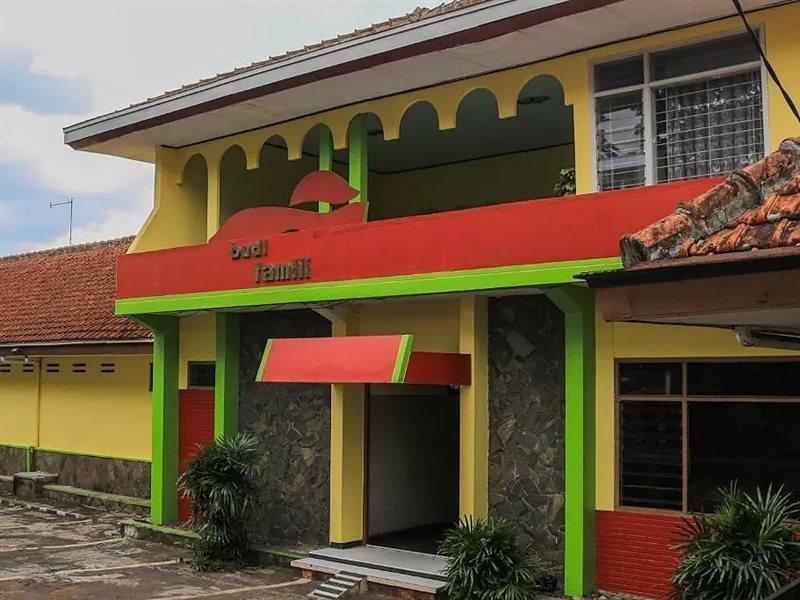 Oyo Life 1708 Hotel Budi Famili 1 Syariah Tjiamis Exterior foto