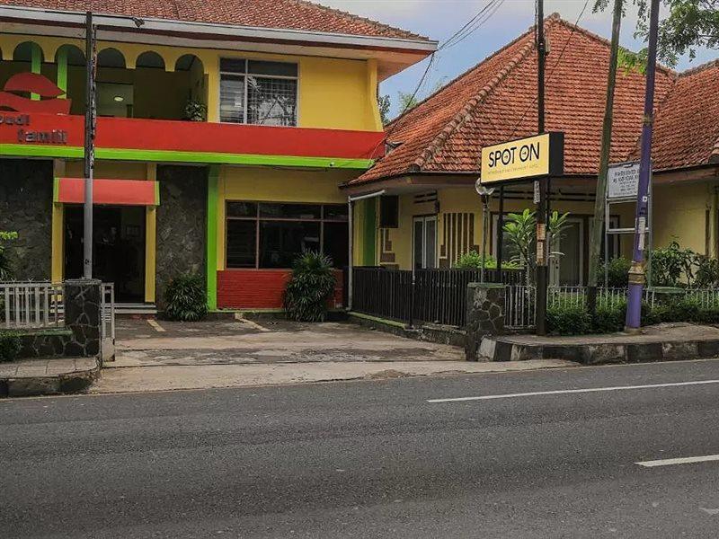 Oyo Life 1708 Hotel Budi Famili 1 Syariah Tjiamis Exterior foto