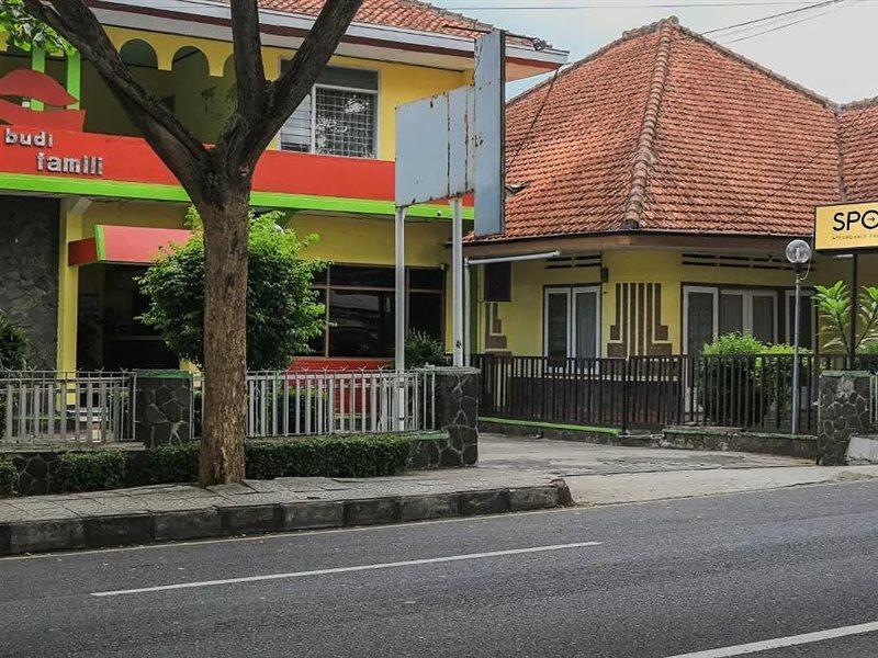 Oyo Life 1708 Hotel Budi Famili 1 Syariah Tjiamis Exterior foto