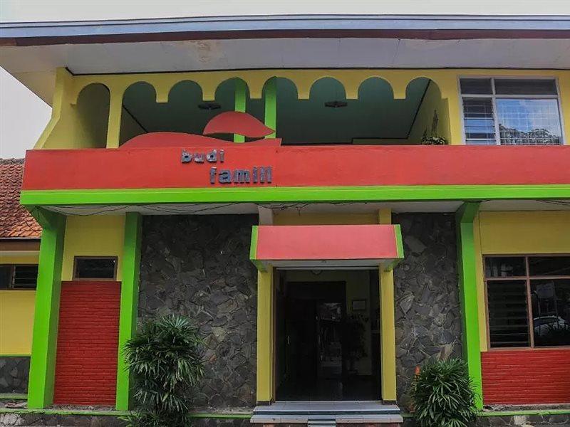 Oyo Life 1708 Hotel Budi Famili 1 Syariah Tjiamis Exterior foto