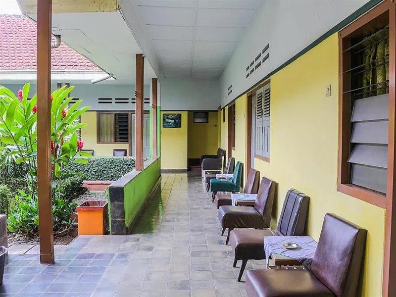 Oyo Life 1708 Hotel Budi Famili 1 Syariah Tjiamis Exterior foto