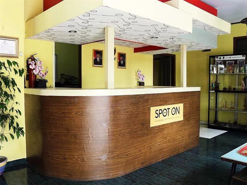 Oyo Life 1708 Hotel Budi Famili 1 Syariah Tjiamis Exterior foto