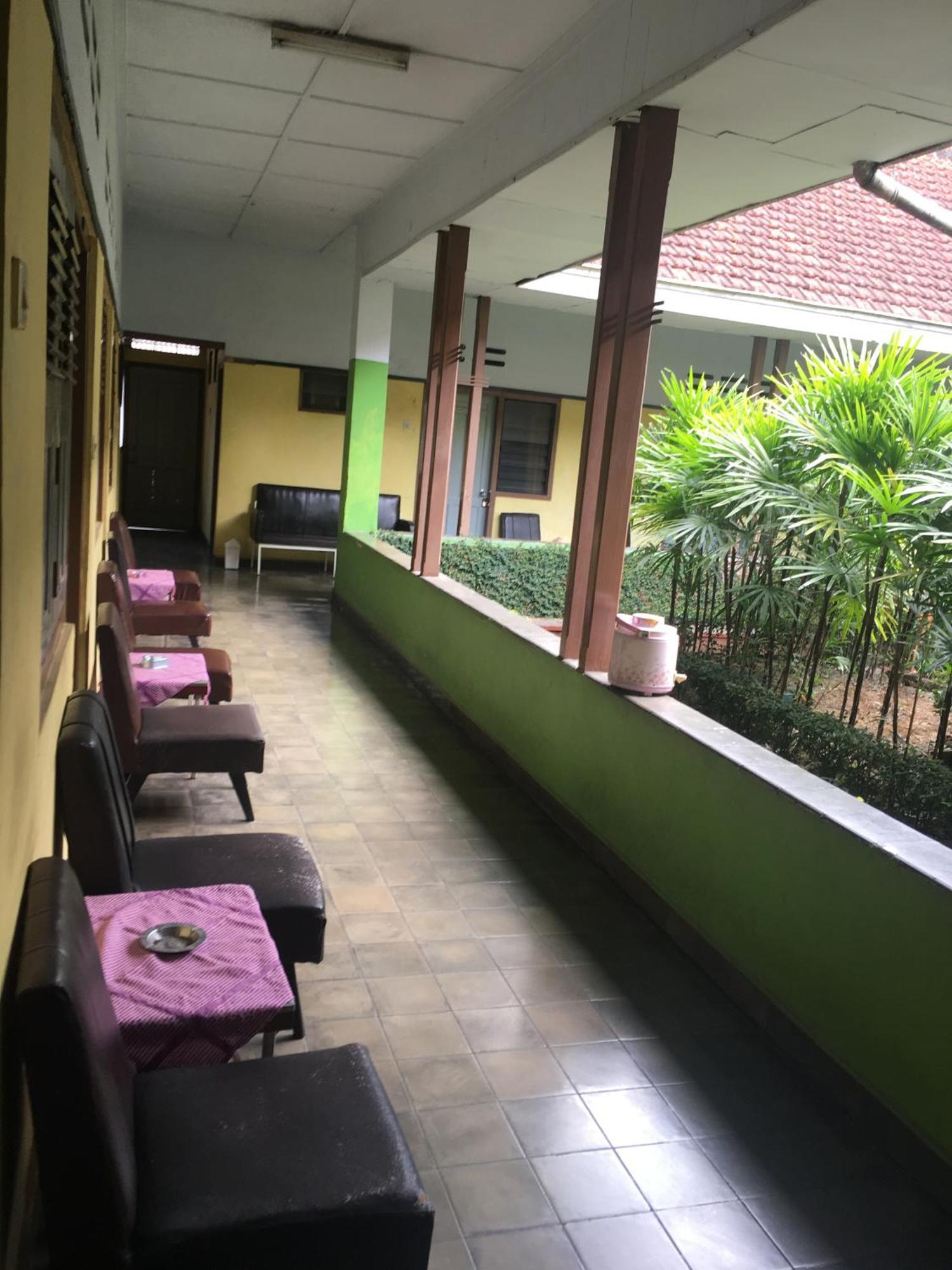 Oyo Life 1708 Hotel Budi Famili 1 Syariah Tjiamis Exterior foto